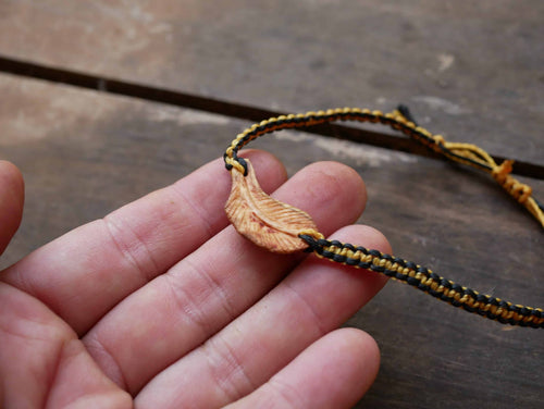 Makramee Armband mit einer Baumperle als Feder geschnitzt