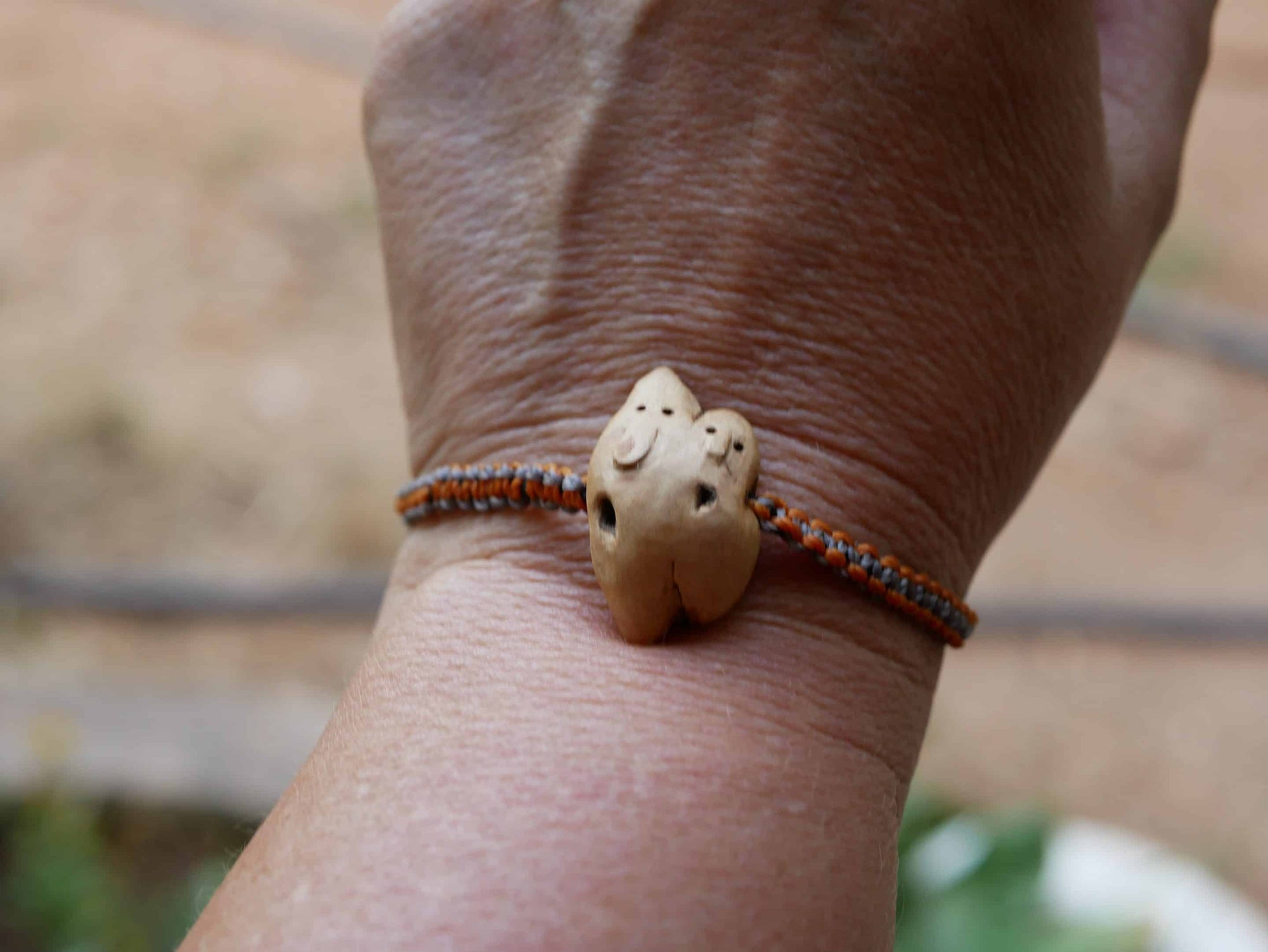 Baumperlen Wichtel Armband Makramee
