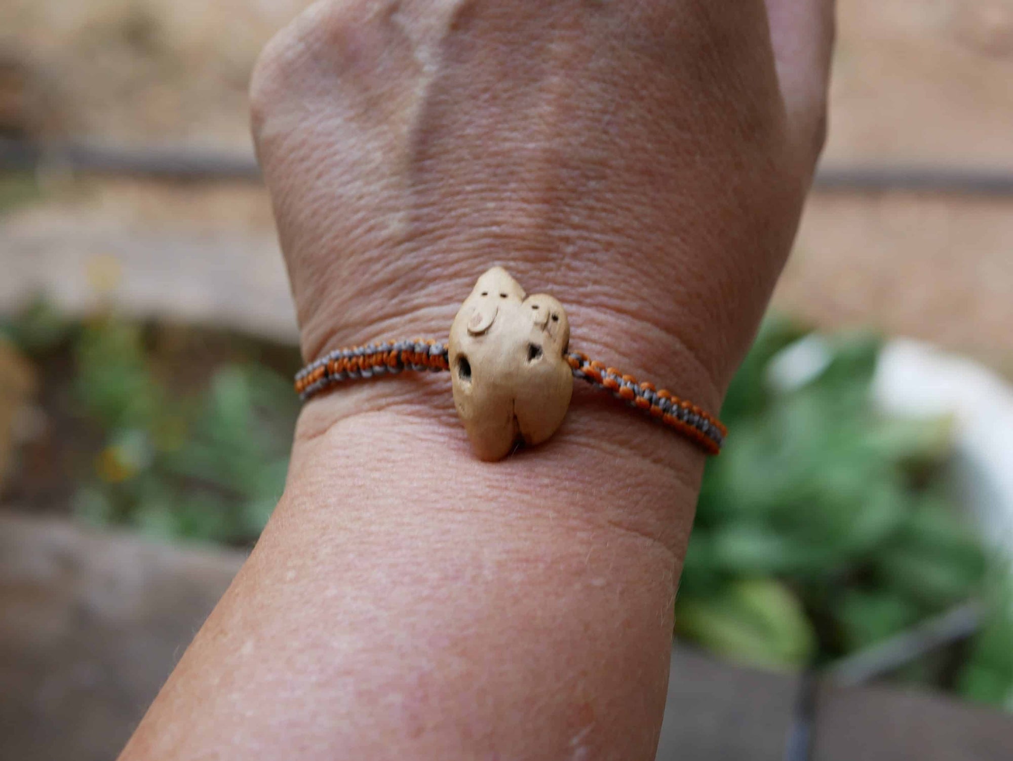 Baumperlen Wichtel Armband Makramee