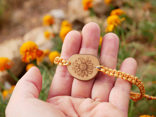 Makramee Armband mit Olivenholz und einer eingebrannten Blume