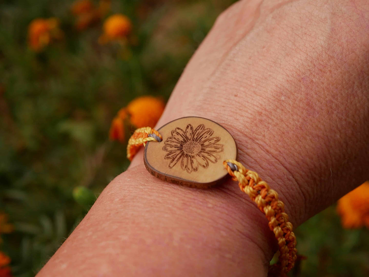 Makramee Armband mit Olivenholz und einer eingebrannten Blume