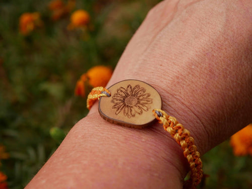 Makramee Armband mit Olivenholz und einer eingebrannten Blume