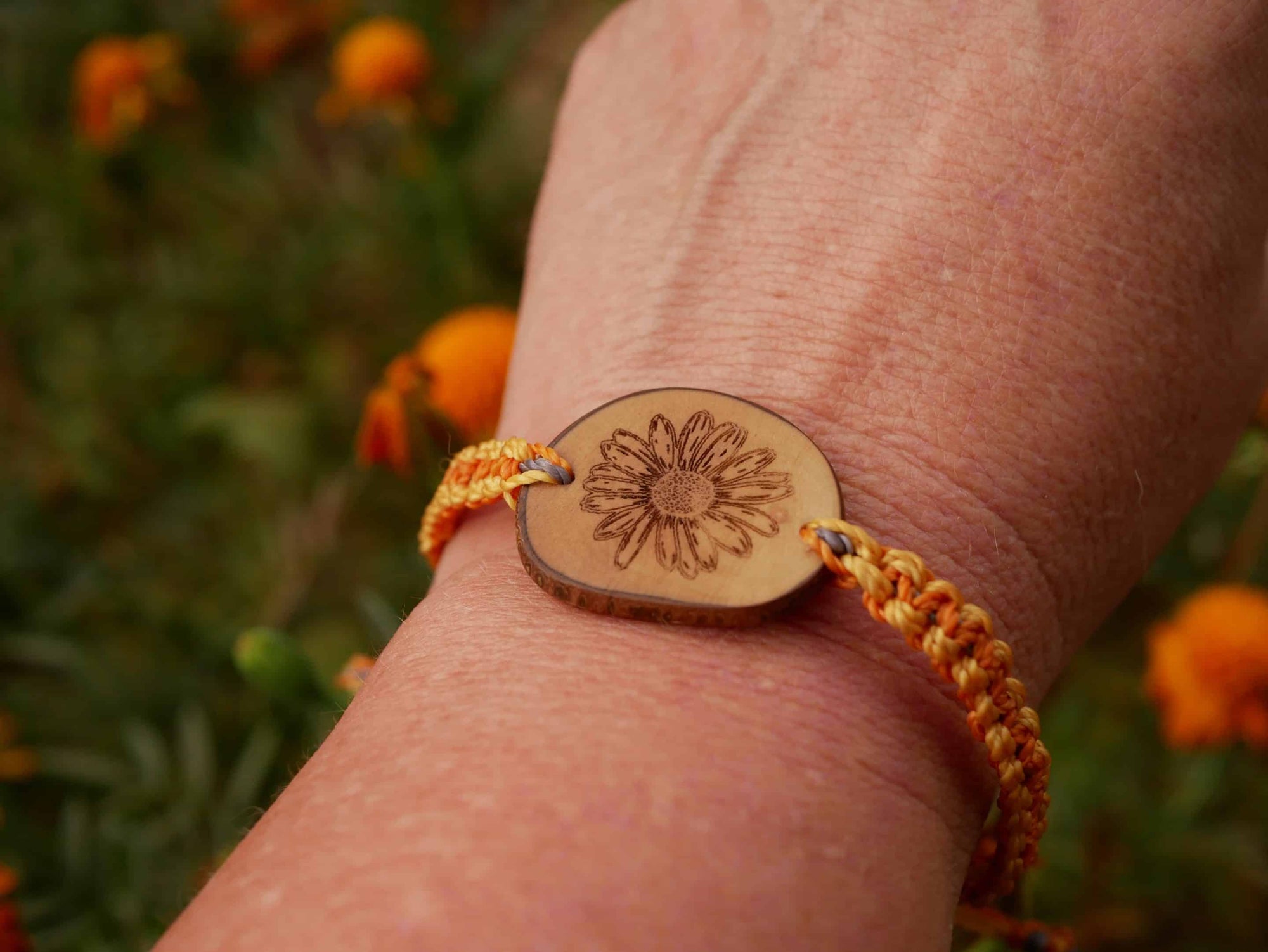 Makramee Armband mit Olivenholz und einer eingebrannten Blume