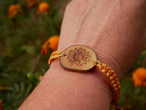 Makramee Armband mit Olivenholz und einer eingebrannten Blume