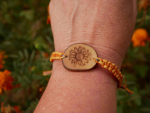 Makramee Armband mit Olivenholz und einer eingebrannten Blume