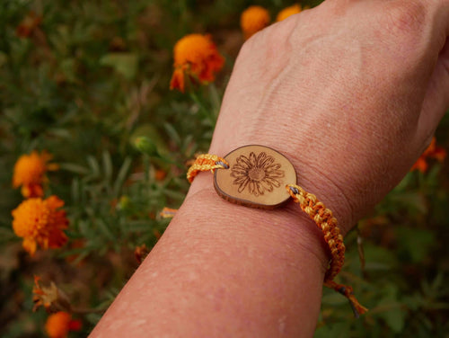 Makramee Armband mit Olivenholz und einer eingebrannten Blume