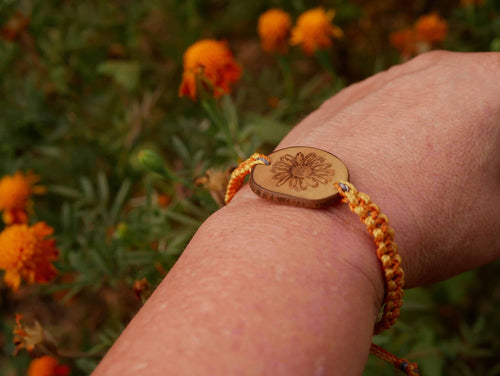 Makramee Armband mit Olivenholz und einer eingebrannten Blume