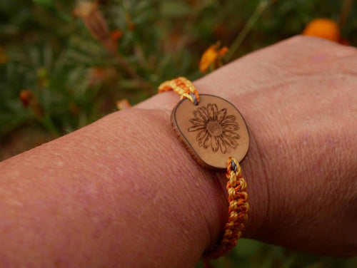 Makramee Armband mit Olivenholz und einer eingebrannten Blume