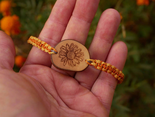 Makramee Armband mit Olivenholz und einer eingebrannten Blume