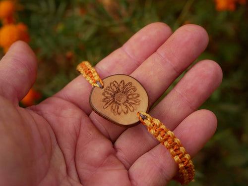Makramee Armband mit Olivenholz und einer eingebrannten Blume