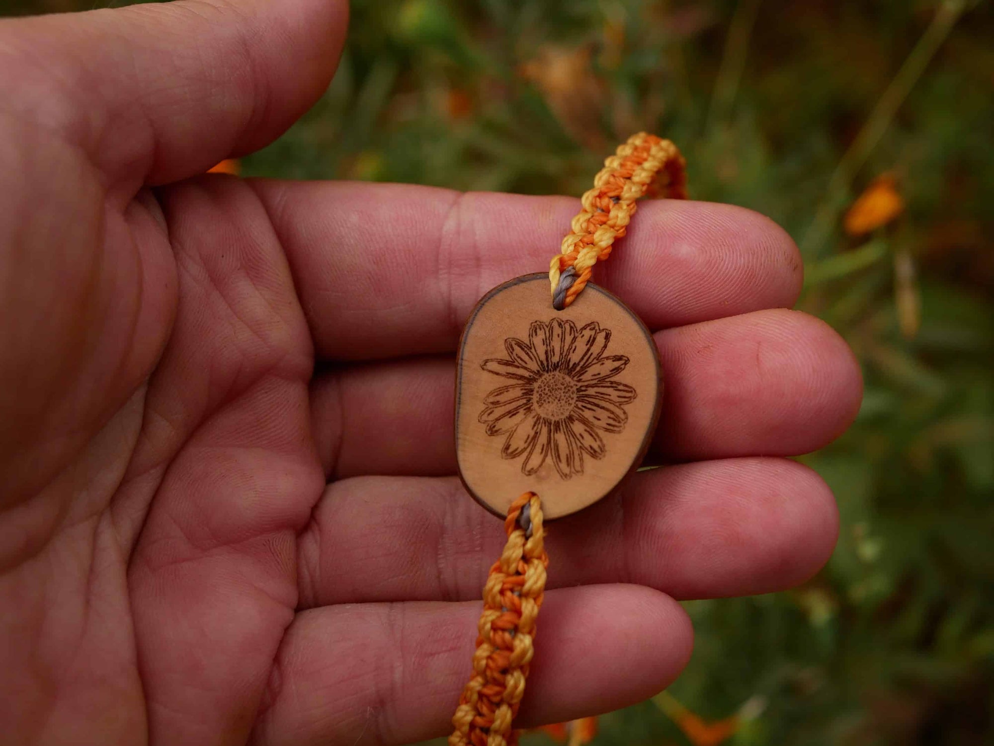Makramee Armband mit Olivenholz und einer eingebrannten Blume