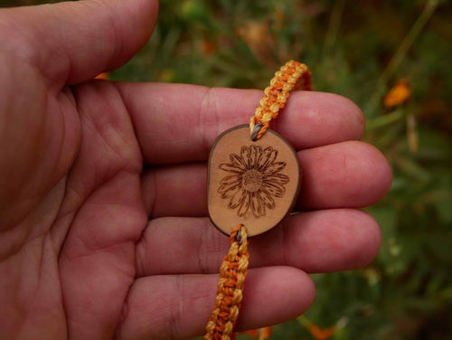 Makramee Armband mit Olivenholz und einer eingebrannten Blume