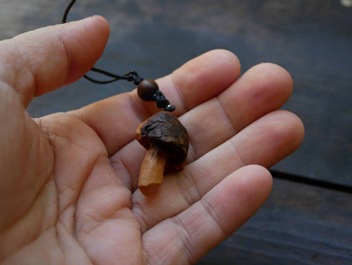 Pilz aus Baumperlen geschnitzt als Kette