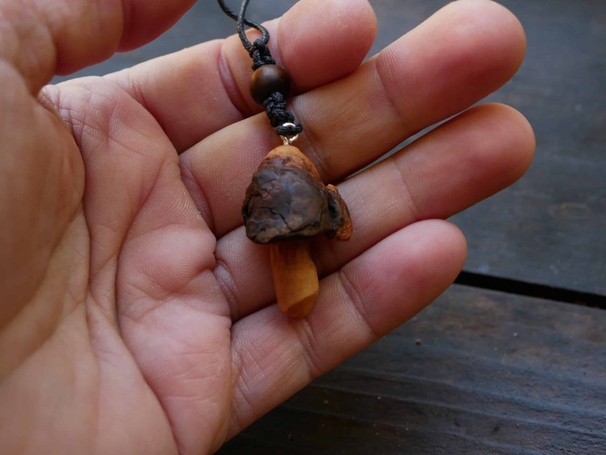 Pilz aus Baumperlen geschnitzt als Kette