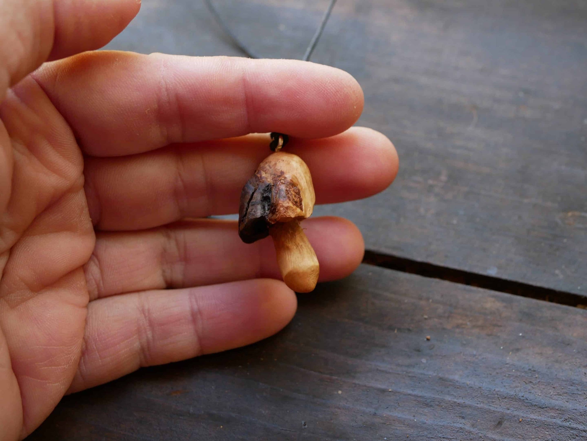 Pilz aus Baumperlen geschnitzt als Kette