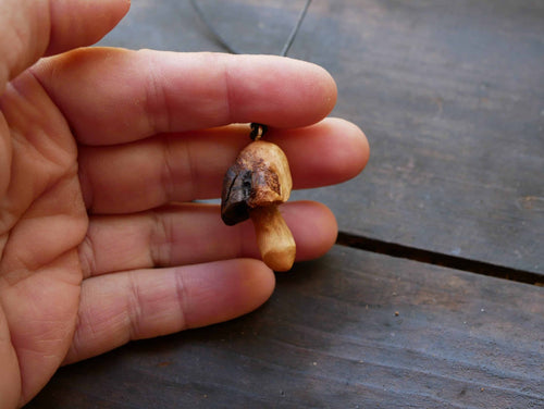 Pilz aus Baumperlen geschnitzt als Kette