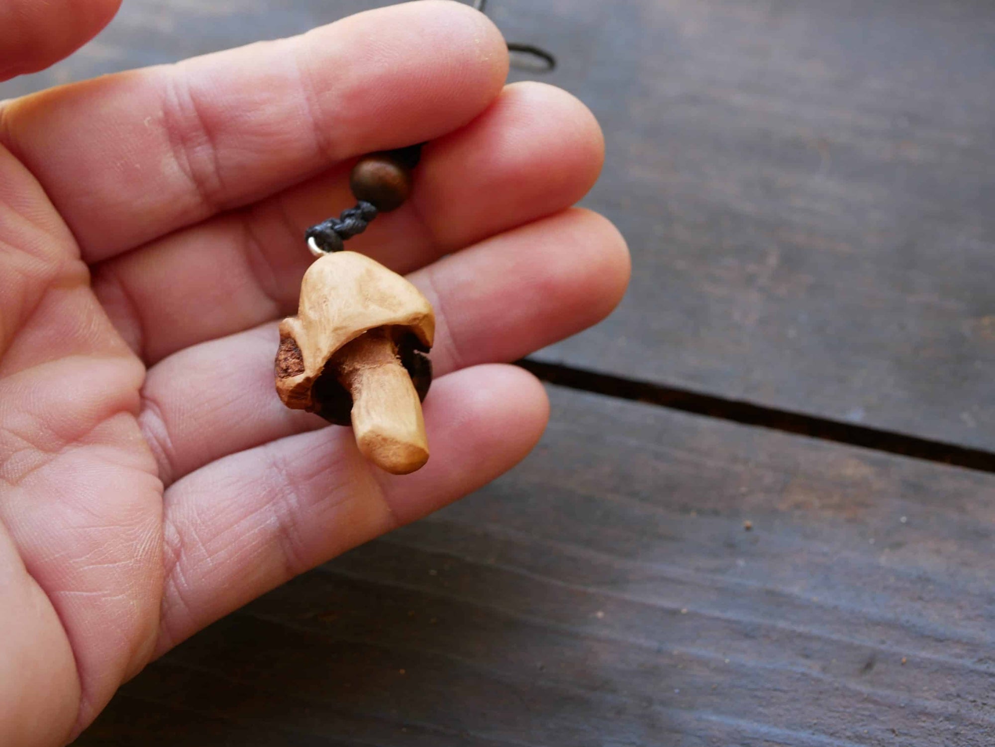 Pilz aus Baumperlen geschnitzt als Kette