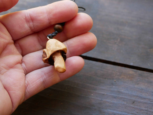 Pilz aus Baumperlen geschnitzt als Kette
