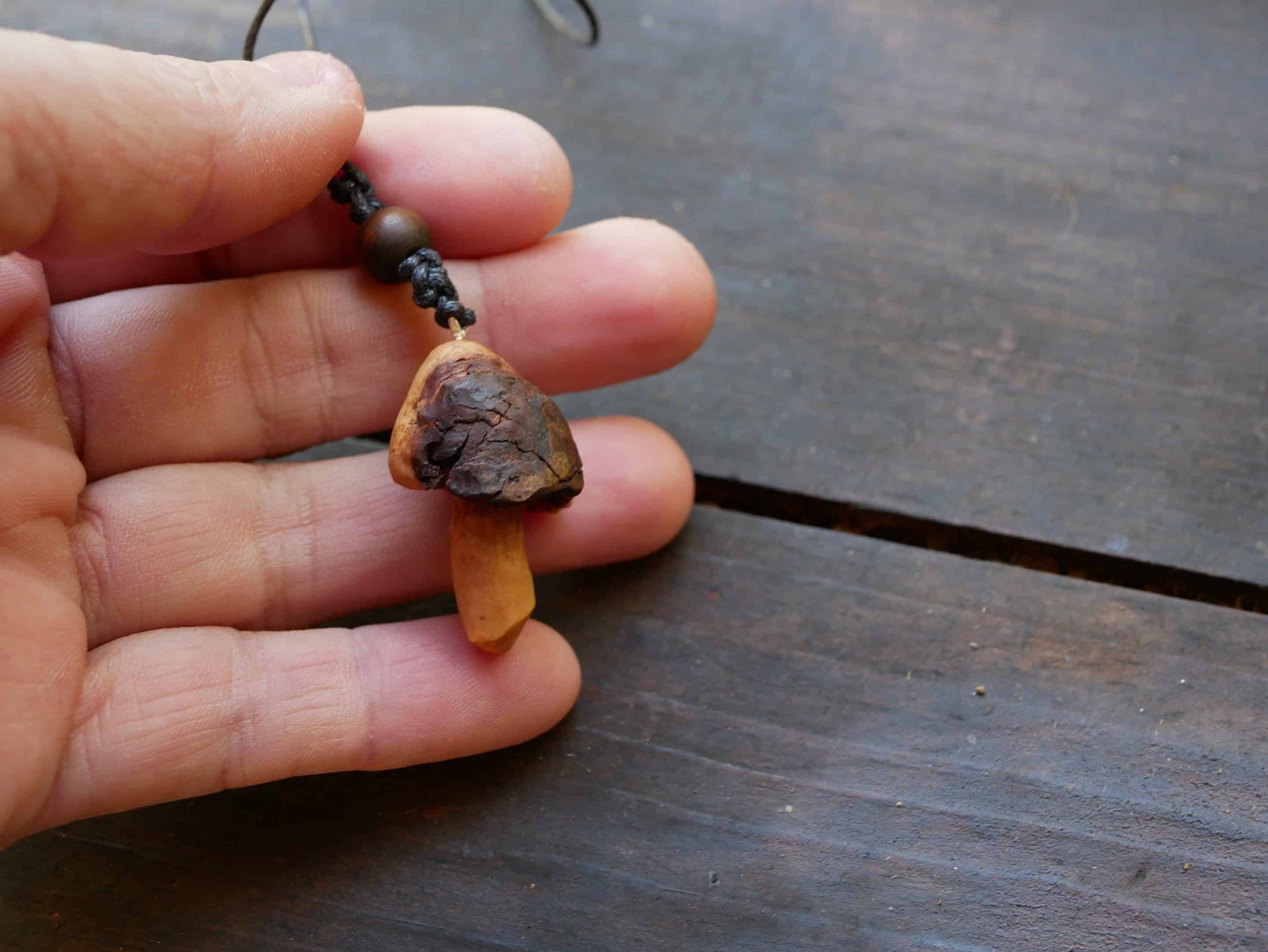 Pilz aus Baumperlen geschnitzt als Kette