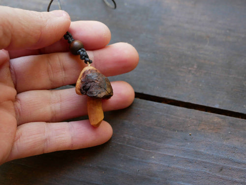 Pilz aus Baumperlen geschnitzt als Kette