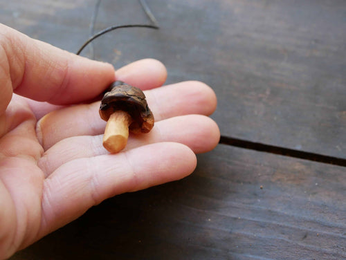 Pilz aus Baumperlen geschnitzt als Kette