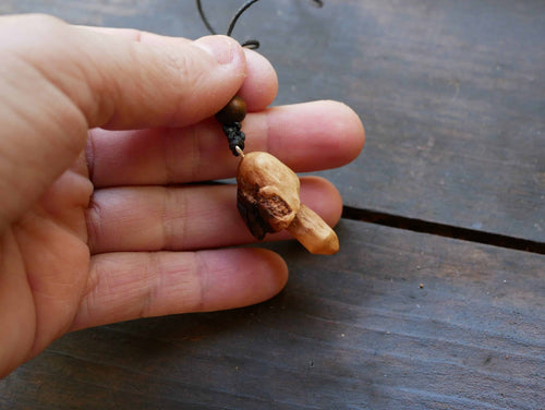 Pilz aus Baumperlen geschnitzt als Kette