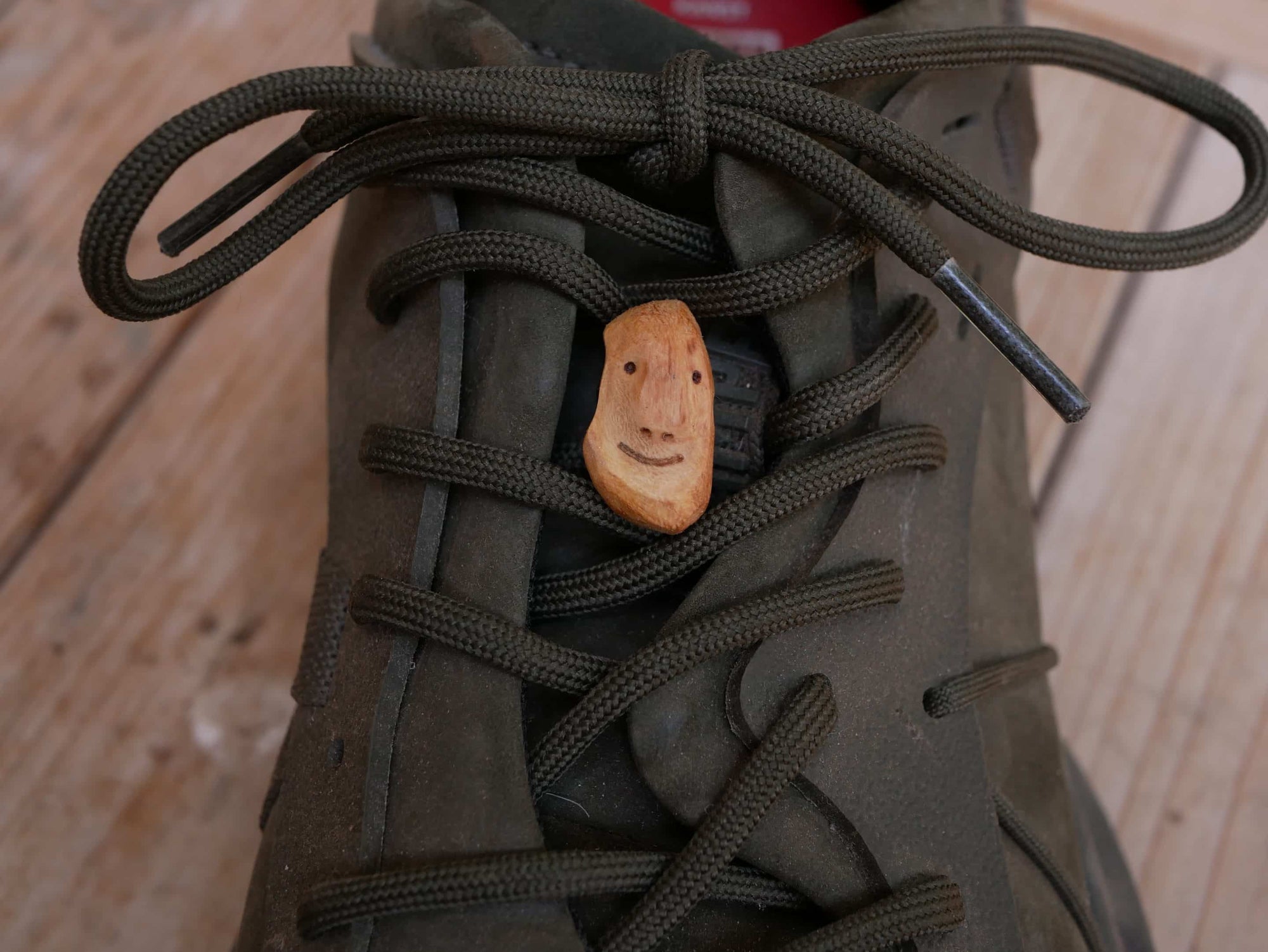 Schuhwichtel aus Baumperlen geschnitzt