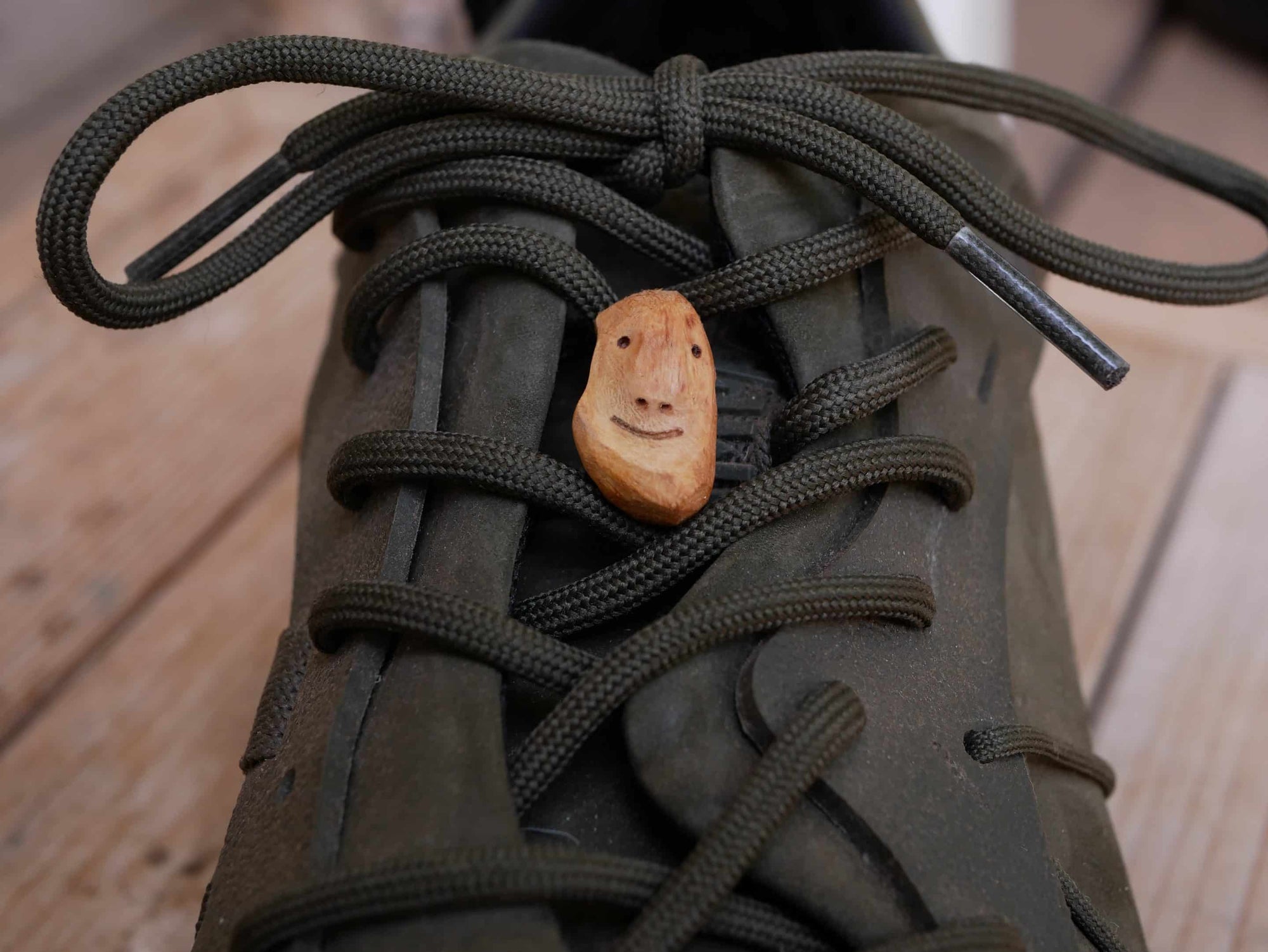 Schuhwichtel aus Baumperlen geschnitzt