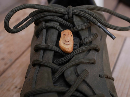 Schuhwichtel aus Baumperlen geschnitzt