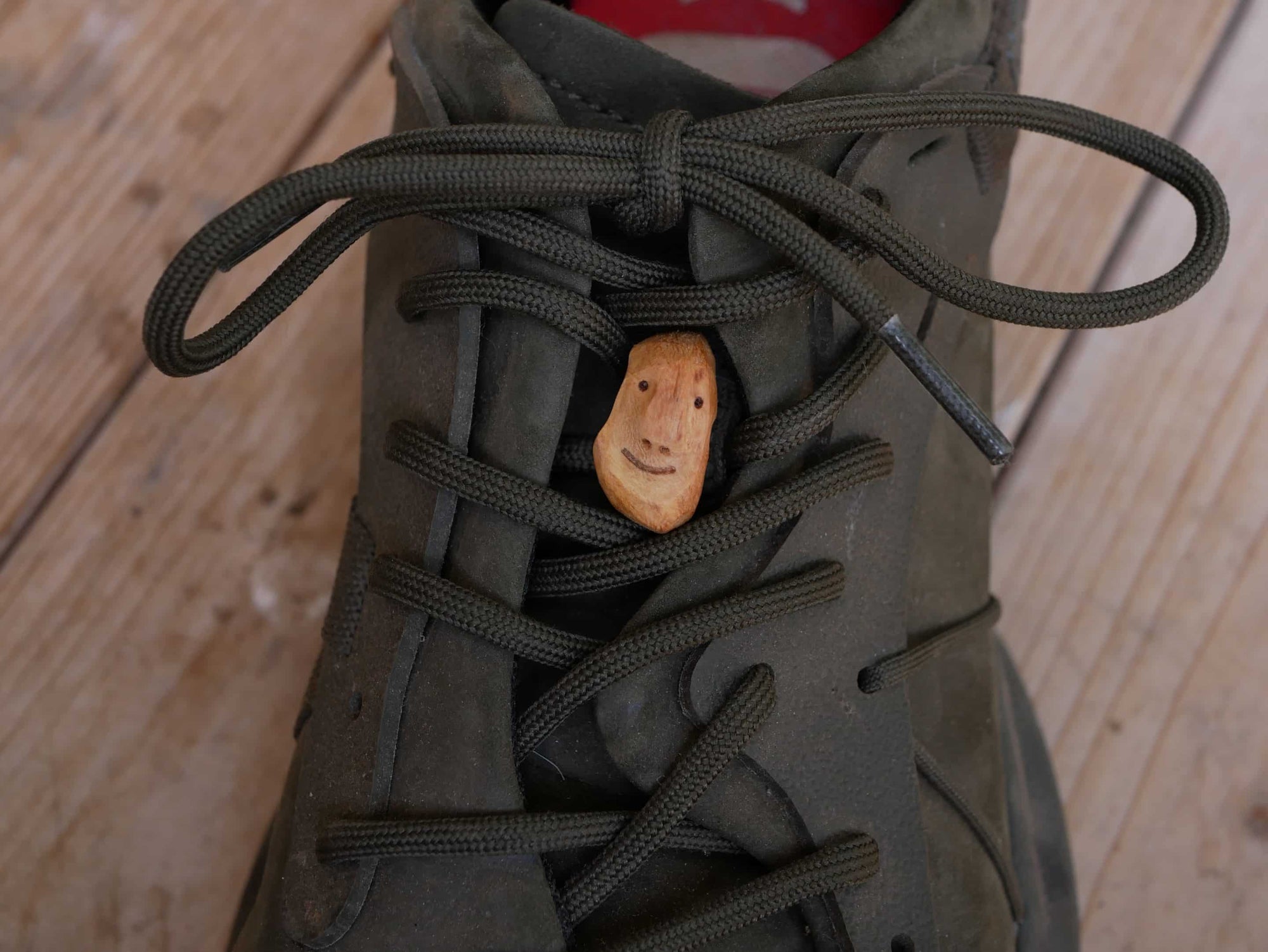 Schuhwichtel aus Baumperlen geschnitzt