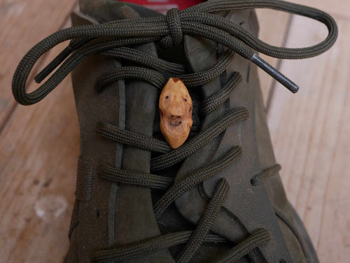 Schuhwichtel aus Baumperlen geschnitzt