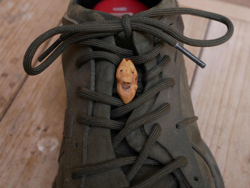 Schuhwichtel aus Baumperlen geschnitzt