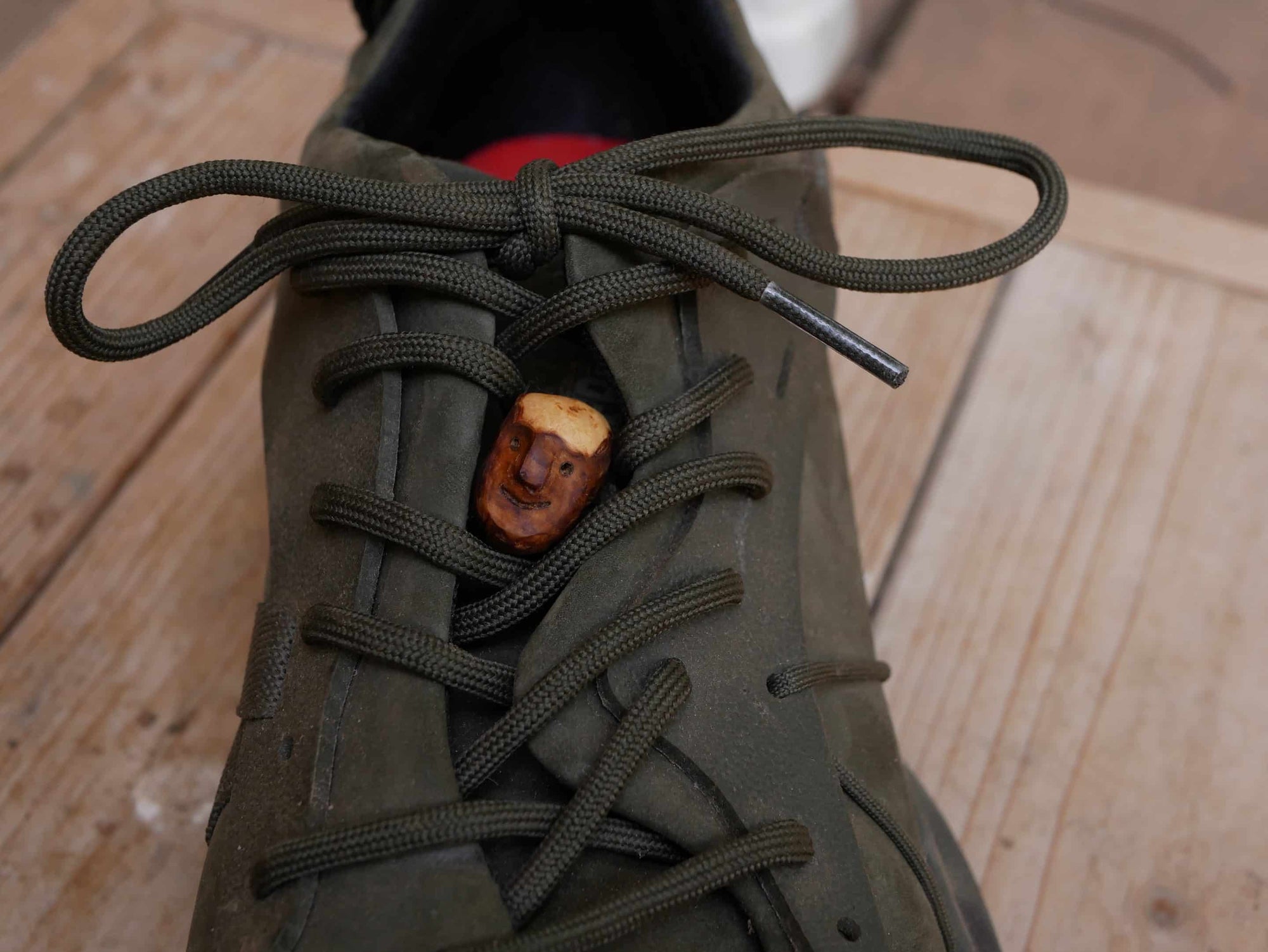 Schuhwichtel aus Baumperlen geschnitzt