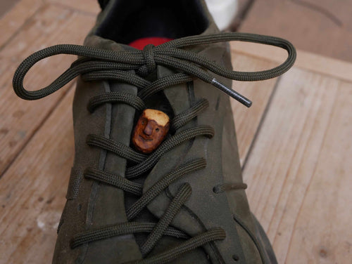 Schuhwichtel aus Baumperlen geschnitzt