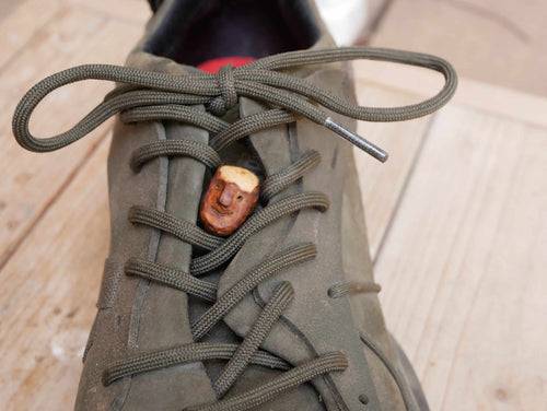 Schuhwichtel aus Baumperlen geschnitzt
