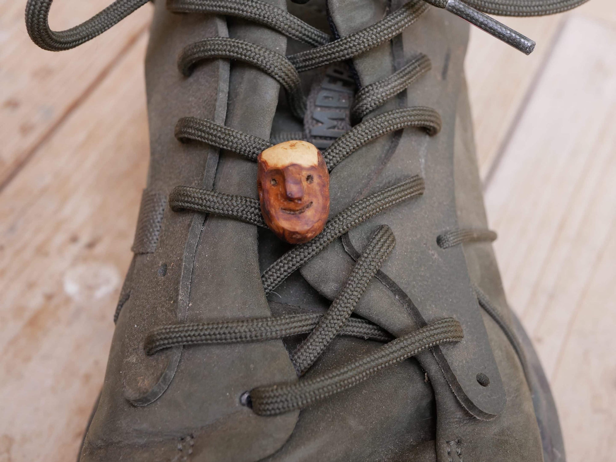 Schuhwichtel aus Baumperlen geschnitzt