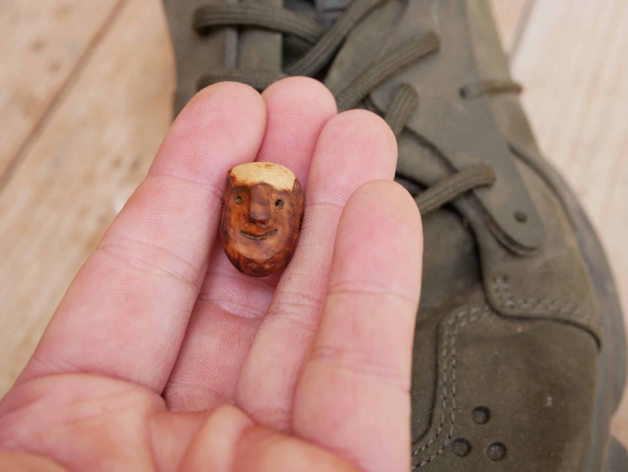 Schuhwichtel aus Baumperlen geschnitzt