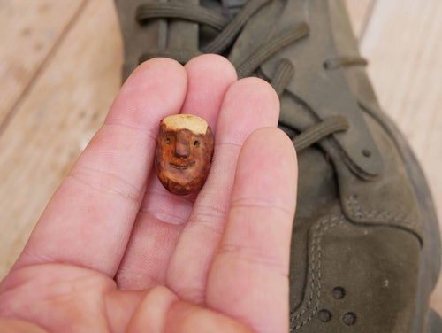 Schuhwichtel aus Baumperlen geschnitzt