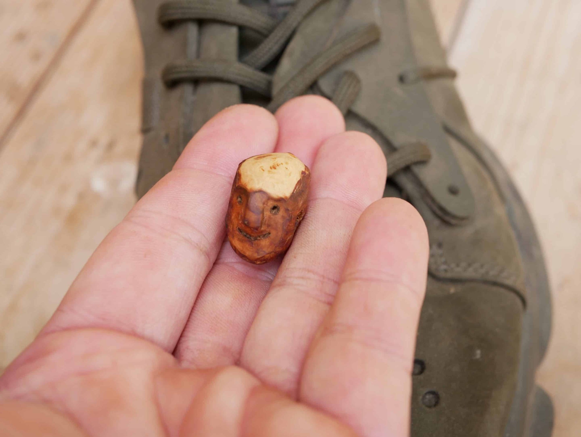Schuhwichtel aus Baumperlen geschnitzt