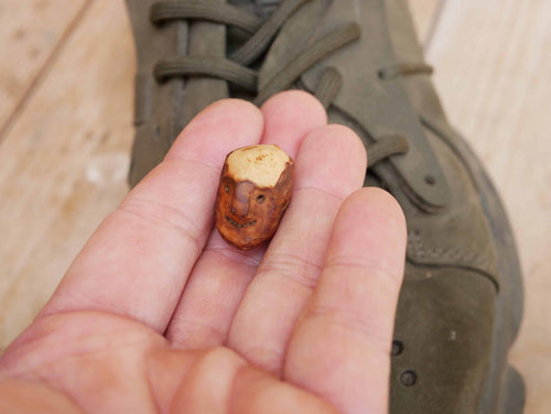 Schuhwichtel aus Baumperlen geschnitzt
