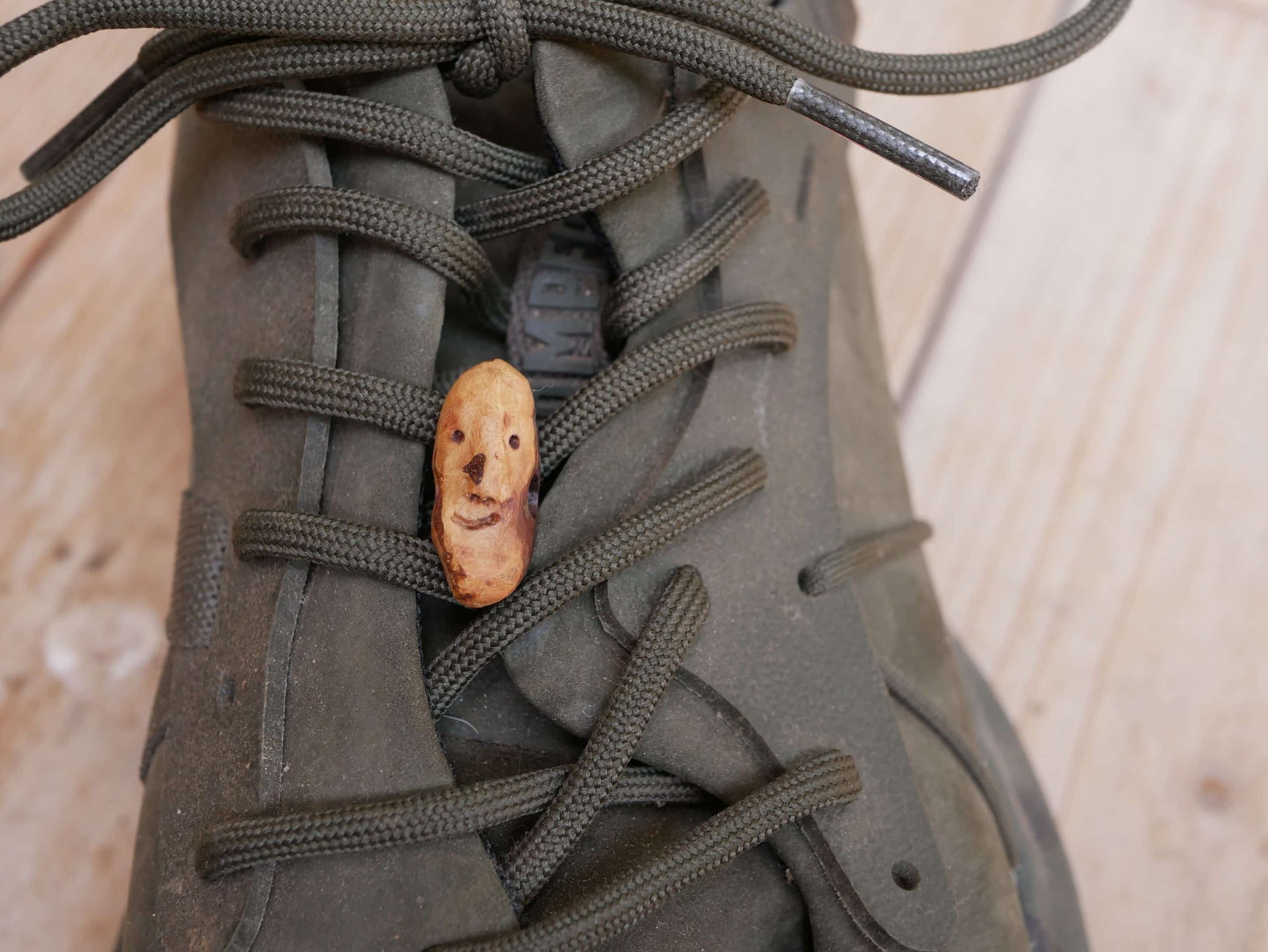 Schuhwichtel aus Baumperlen geschnitzt
