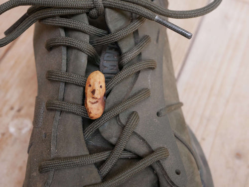Schuhwichtel aus Baumperlen geschnitzt