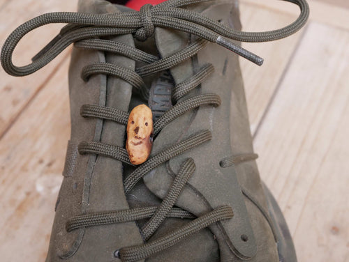 Schuhwichtel aus Baumperlen geschnitzt