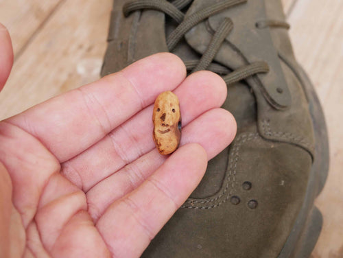 Schuhwichtel aus Baumperlen geschnitzt