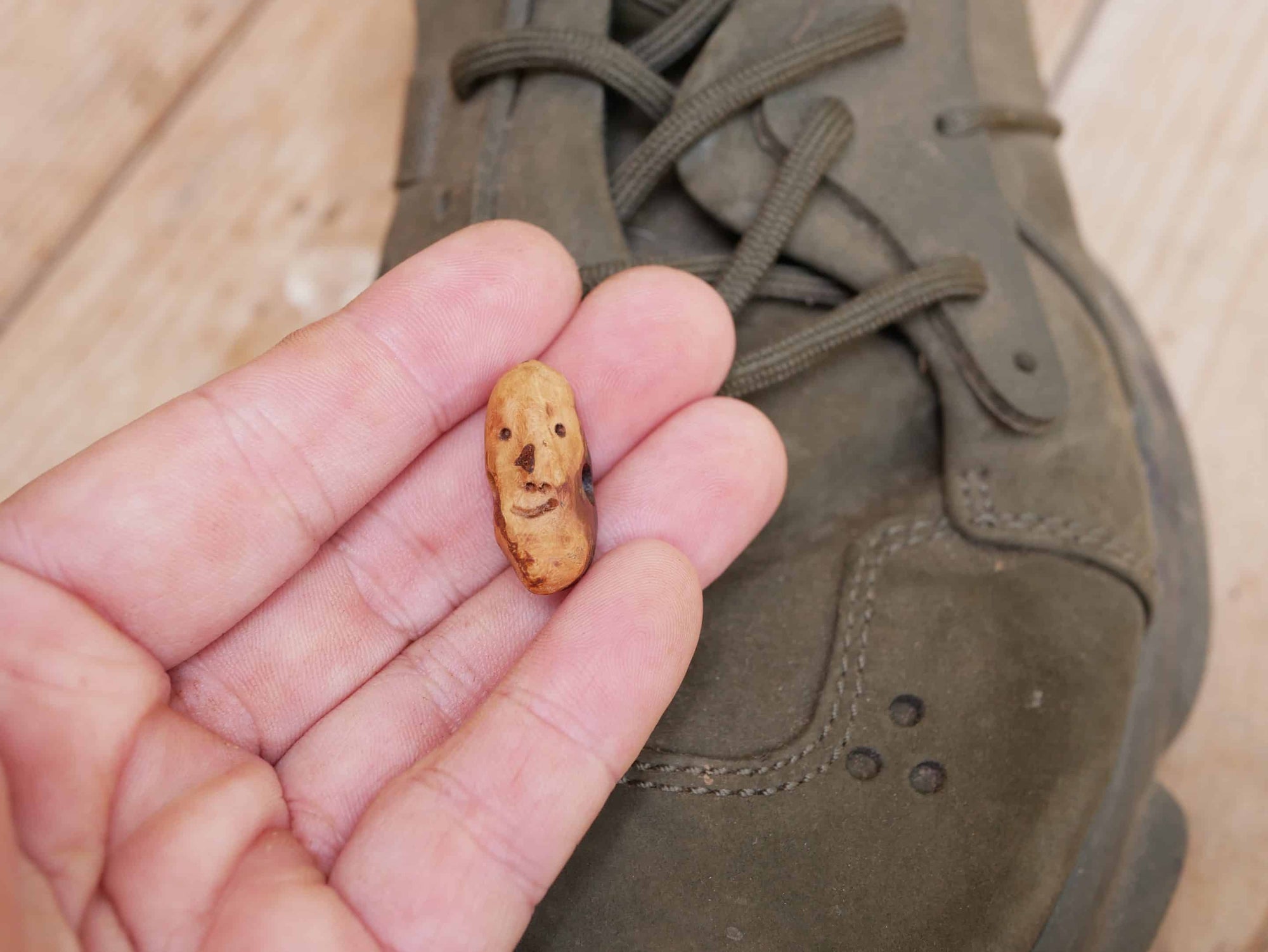 Schuhwichtel aus Baumperlen geschnitzt