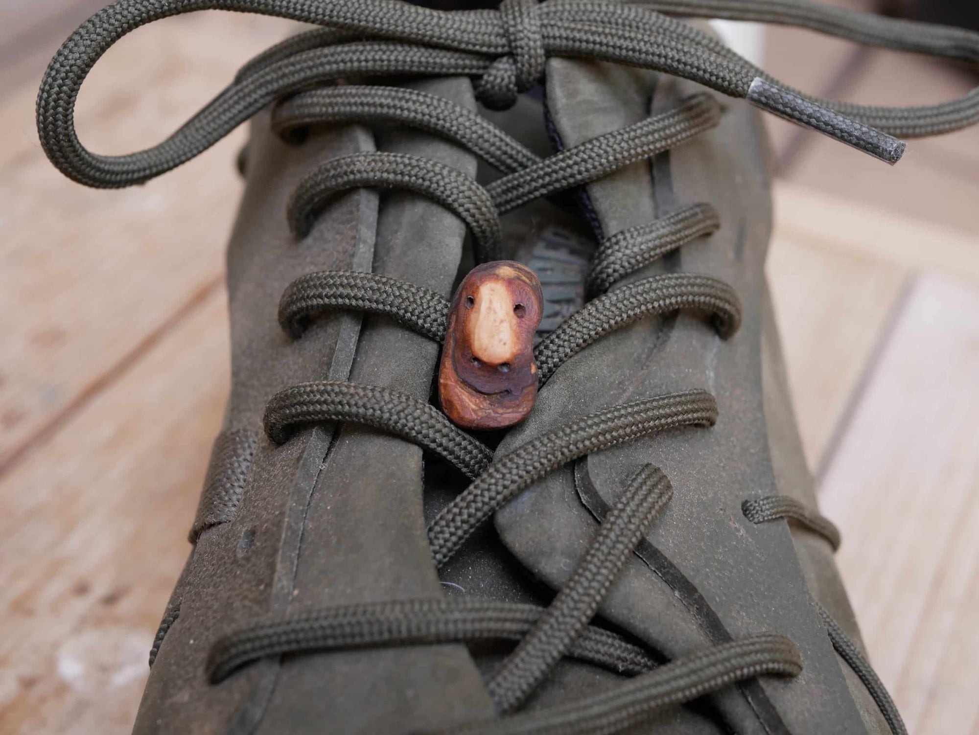 Schuhwichtel aus Baumperlen geschnitzt