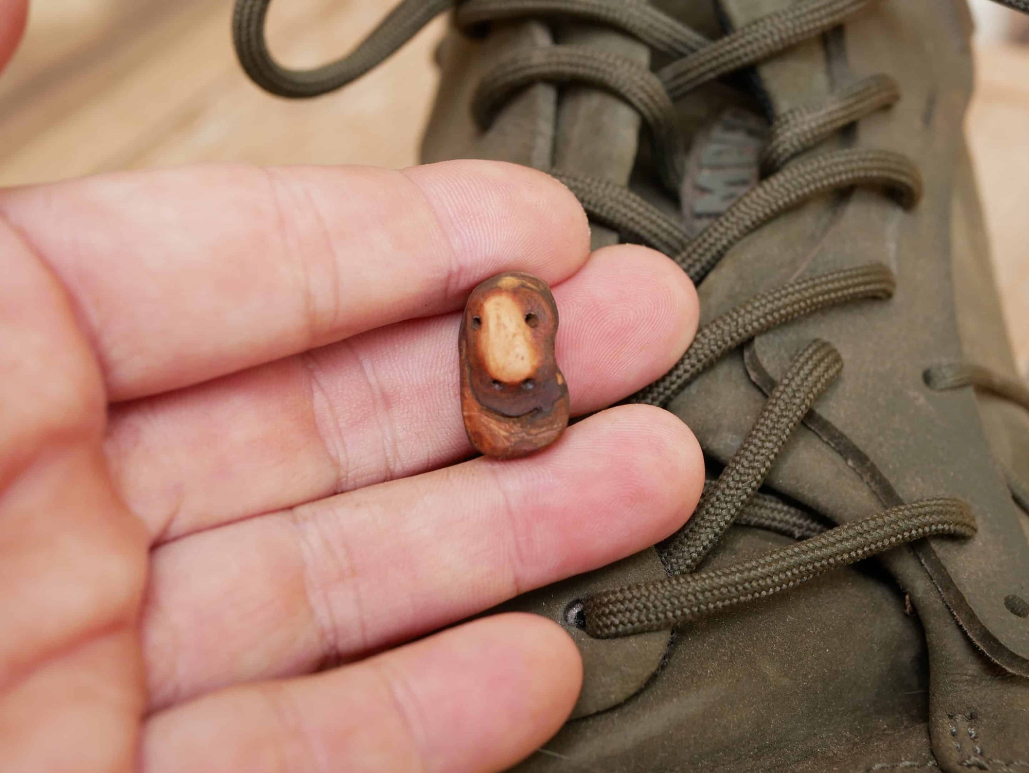 Schuhwichtel aus Baumperlen geschnitzt