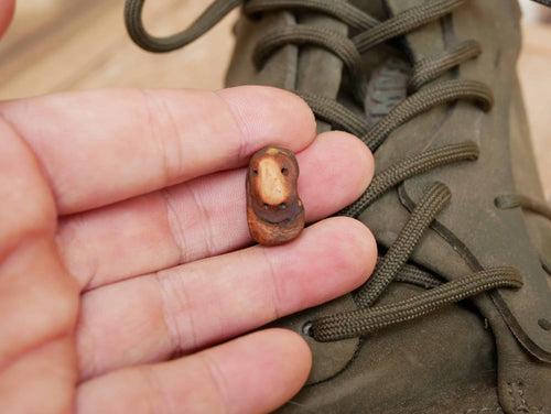 Schuhwichtel aus Baumperlen geschnitzt