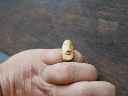 Ring aus Baumperle als Wichtel geschnitzt