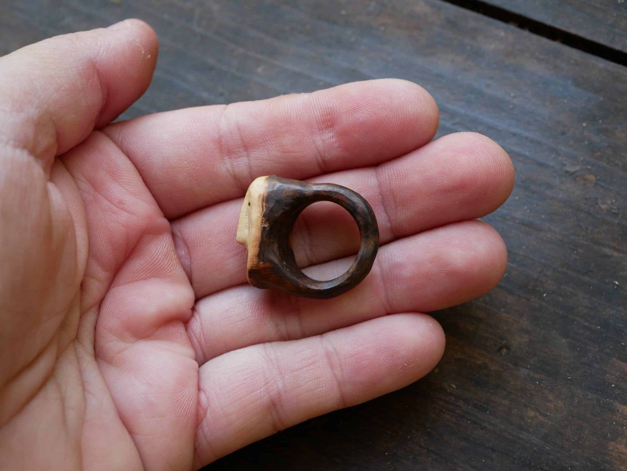 Ring aus Baumperle als Wichtel geschnitzt
